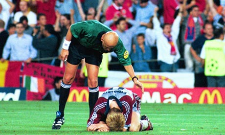 Jogos Eternos – Manchester United 2x1 Bayern München 1999 10 Collina tenta consolar um jogador do Bayern.