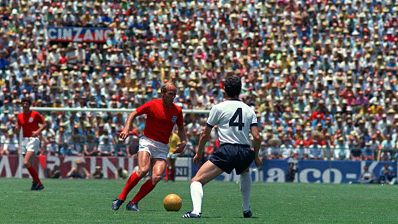 Craque Imortal – Bobby Charlton 18 No duelo contra Beckenbauer em 1970, melhor para o alemão.