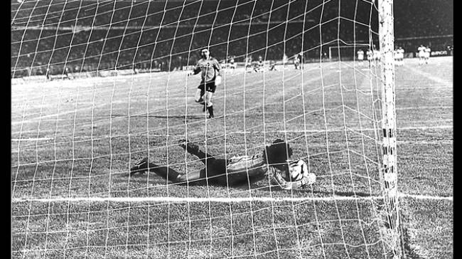 Esquadrão Imortal – Atlético Nacional 1989-1991 29 Higuita agarra um dos quatro pênaltis da noite histórica para o Atlético Nacional.