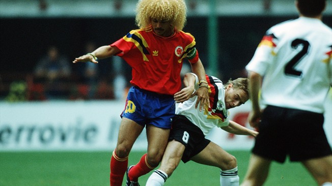Seleções Imortais – Colômbia 1990-1994 26 Valderrama tenta escapar da marcação do alemão Hassler.