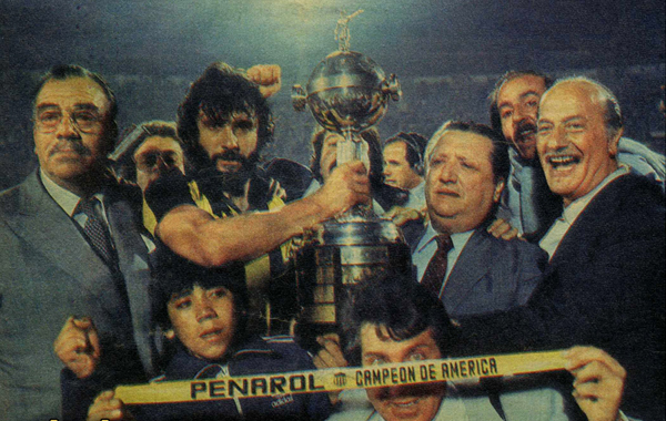 Esquadrão Imortal – Peñarol 1981-1983 29 O capitão Olivera segura a taça da Libertadores.