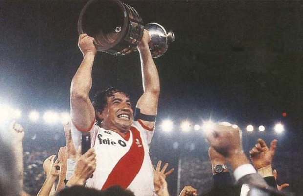 Esquadrão Imortal – River Plate 1985-1987 24 Gallego con la copa 1