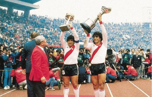 Esquadrão Imortal – River Plate 1985-1987 27 Gallego e Funes com as taças após a final do Mundial.