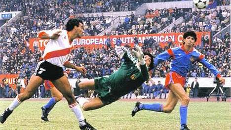 Esquadrão Imortal – River Plate 1985-1987 26 Alzamendi marca o gol do título mundial do River.