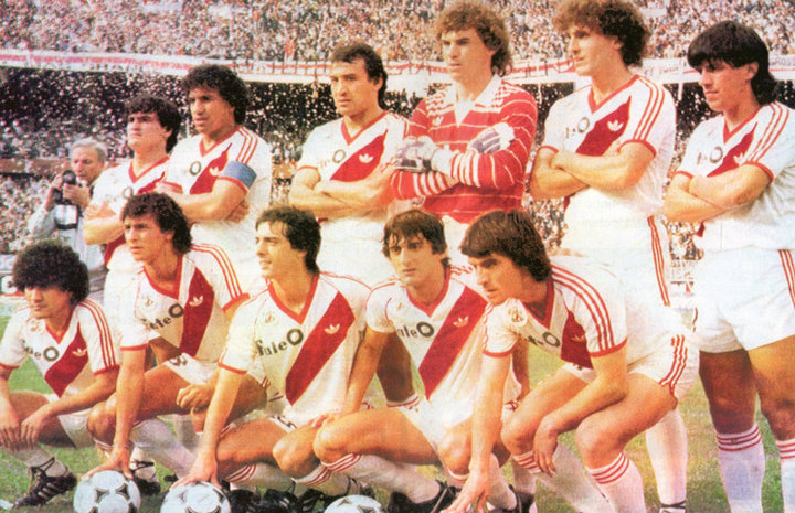 Esquadrão Imortal – River Plate 1985-1987 19 A base do River campeão argentino - Em pé: Gordillo, Gallego, Craiyacich, Pumpido, Ruggeri e Montenegro. Agachados: Amuchástegui, Gorosito, Morresi, Francescoli e Alfaro.