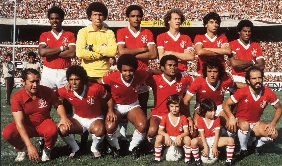 Esquadrão Imortal – Internacional 1979-1980 5 O time de 1979 - Em pé: João Carlos, Benítez, Mauro Pastor, Falcão, Mauro Galvão e Cláudio Mineiro. Agachados: Valdomiro, Jair, Bira, Batista e Mário Sérgio.