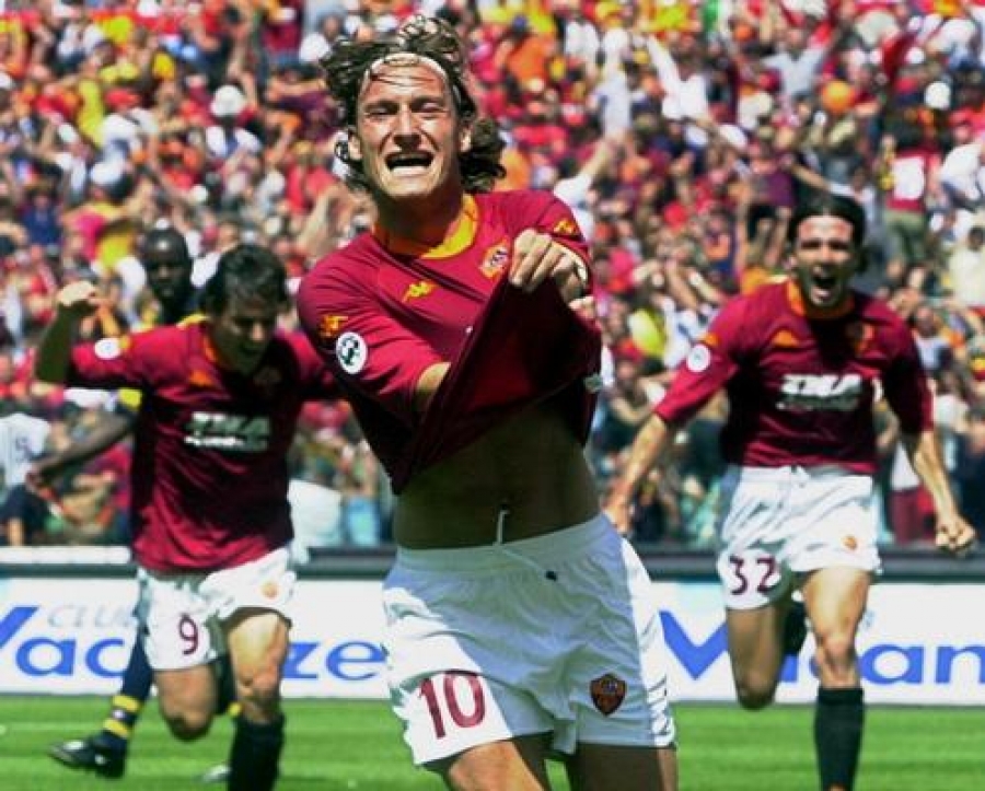 Esquadrão Imortal – Roma 2000-2001 29 A alegria de Totti tem justificativa: a Roma era campeã da Itália depois de 18 anos.
