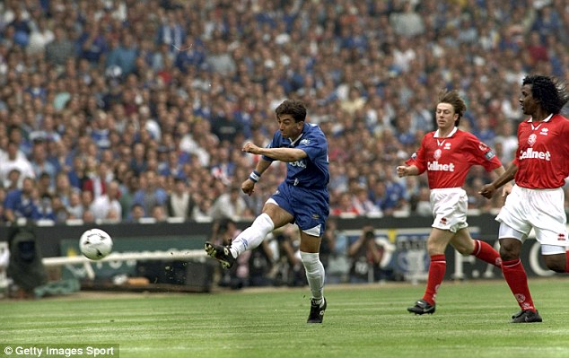 Esquadrão Imortal – Chelsea 1996-2000 30 Di Matteo chuta...