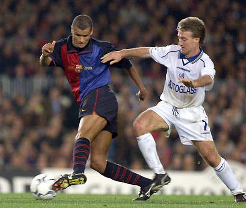 Esquadrão Imortal – Chelsea 1996-2000 46 ... Mas o Barça de Rivaldo (à esq.) venceu a volta sobre o Chelsea de Deschamps.