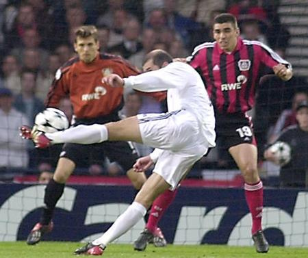As 10 Maiores Finais da História da Liga dos Campeões da UEFA 49 zidane left foot