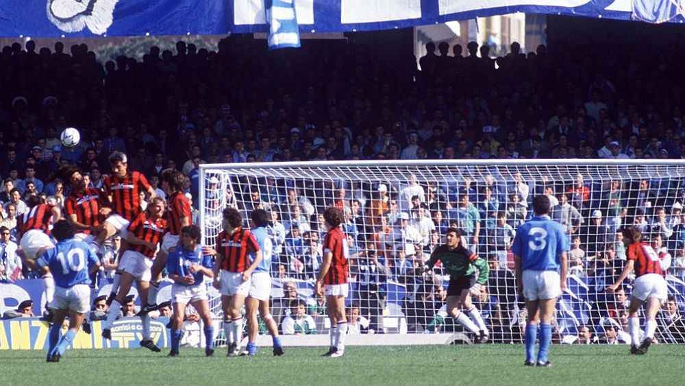 Jogos Eternos – Napoli 4x1 Milan 1988 3 Na temporada 1987-1988, o Milan venceu os dois jogos contra o Napoli e sagrou-se campeão. Na temporada seguinte, os napolitanos queriam a revanche.