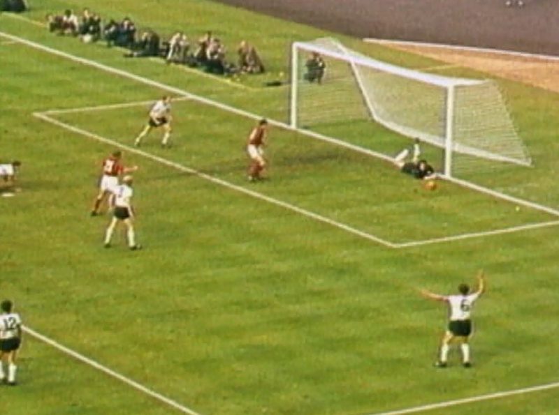 Jogos Eternos - Inglaterra 4x2 Alemanha 1966 43 chute na trave 1966 e1528371394318
