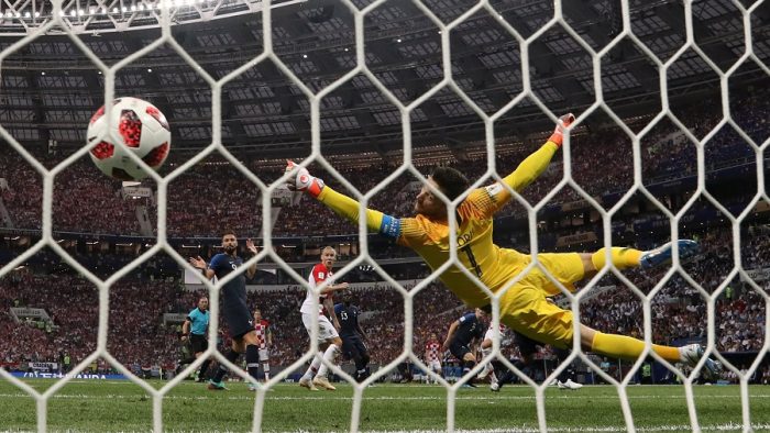 Seleções Imortais - Croácia 2018 73 hugo lloris tenta mas nao consegue evitar o gol de ivan perisic para a croacia diante da franca na final da e1531964544264