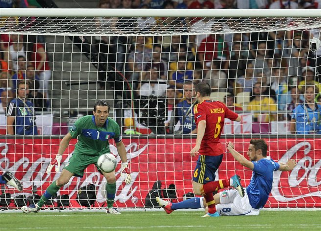 Jogos Eternos - Espanha 4x0 Itália 2012 14 Andrés Iniesta shot Euro 2012 final