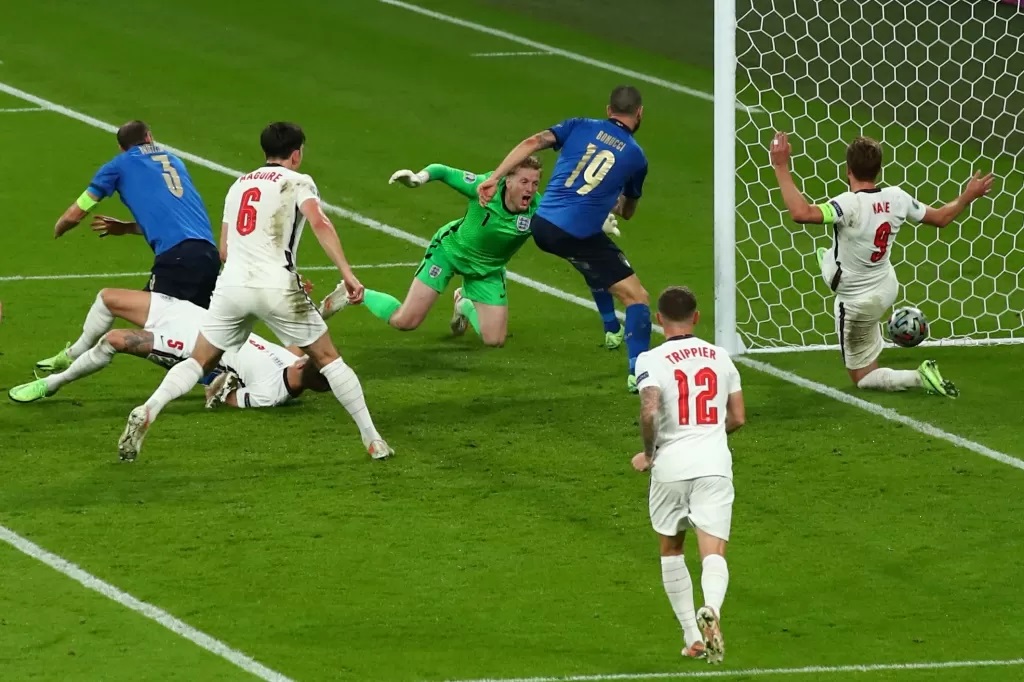 Todos os Campeões da Eurocopa 204 bonucci empurrou a bola para dickford apos bate rebate na area