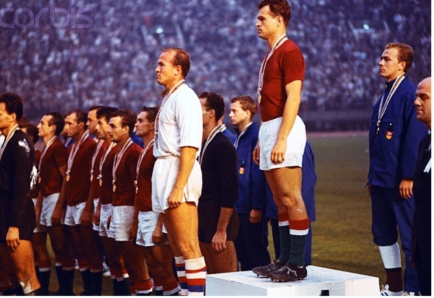 Todos os Campeões Olímpicos no Futebol 134 1964 podio hungria
