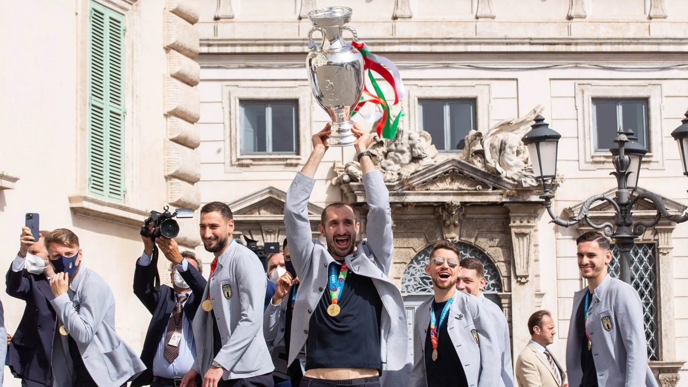 Seleções Imortais - Itália 2020-2021 78 Chiellini Trofeu Euro 2020 e1626792072899