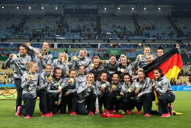 Todos os Campeões Olímpicos no Futebol 181 Germany celebrate with their gold medals
